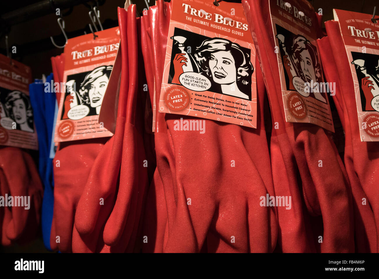 Wahre Blues rot ultimative Haushalt Handschuhe Display, "Entführen" Küche und Tisch Store Interieur, NYC Stockfoto