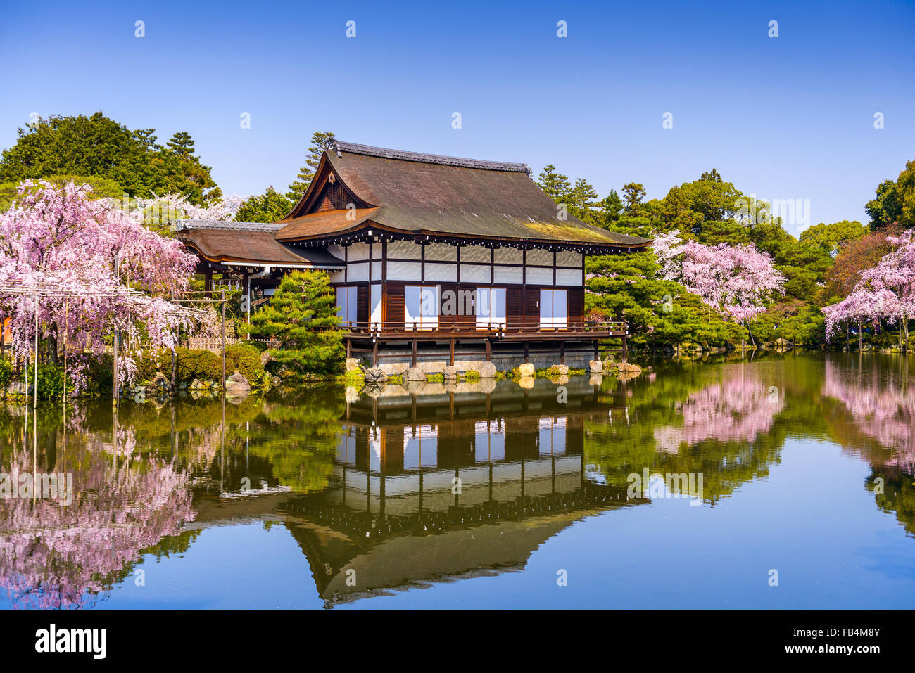 Kyoto, Japan am Teich Heian-Schrein in der Frühjahrssaison. Stockfoto