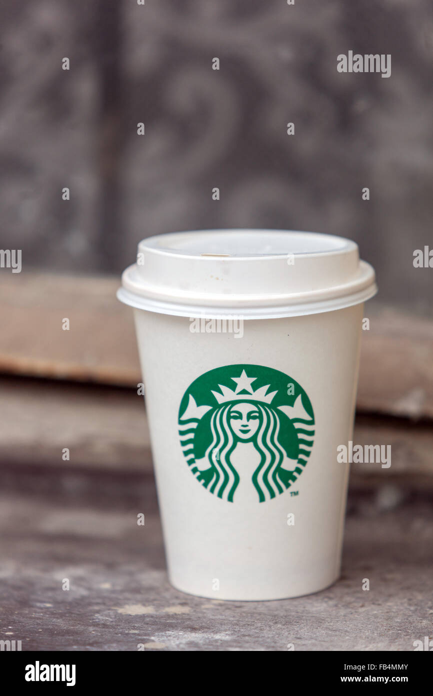 Eine Tasse Starbucks Kaffee auf dem Starbucks Logo auf der Fensterbank Stockfoto