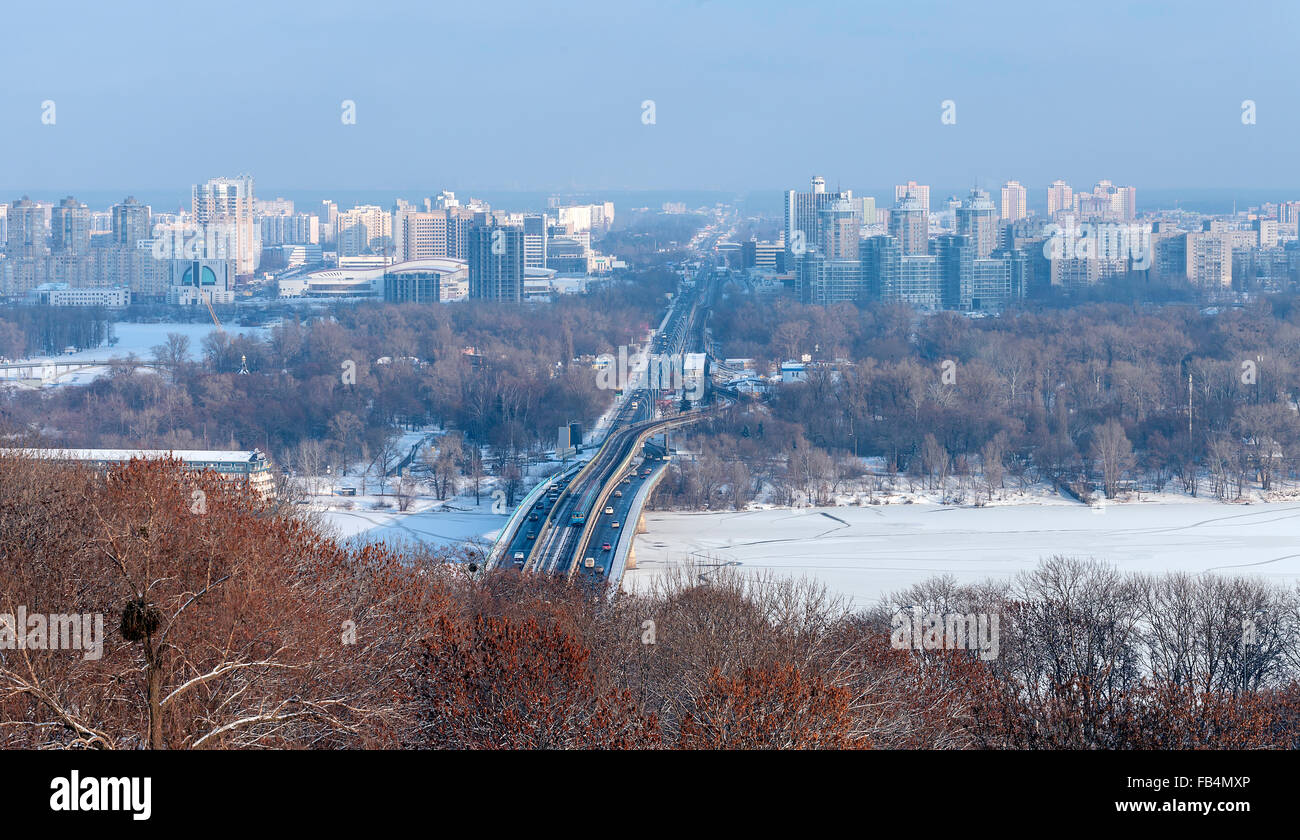 Hauptstadt der Ukraine - Kiev.Metro Brücke und neue Wohnviertel am linken Küste des Dnepr in Kiew. Stockfoto