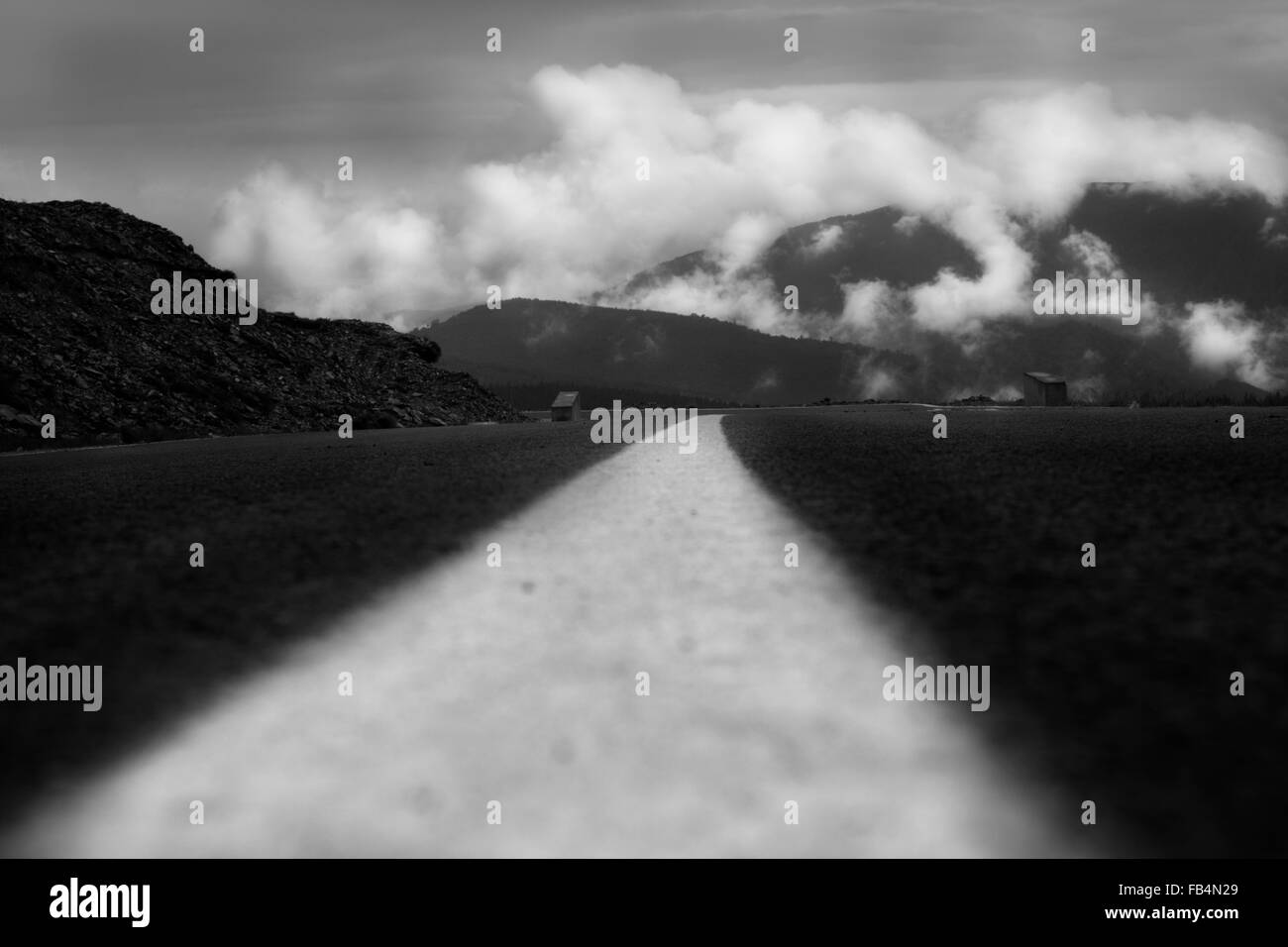 Kurvenreiche Straße durch die Berge, schwarz-weiß-Ansicht Stockfoto