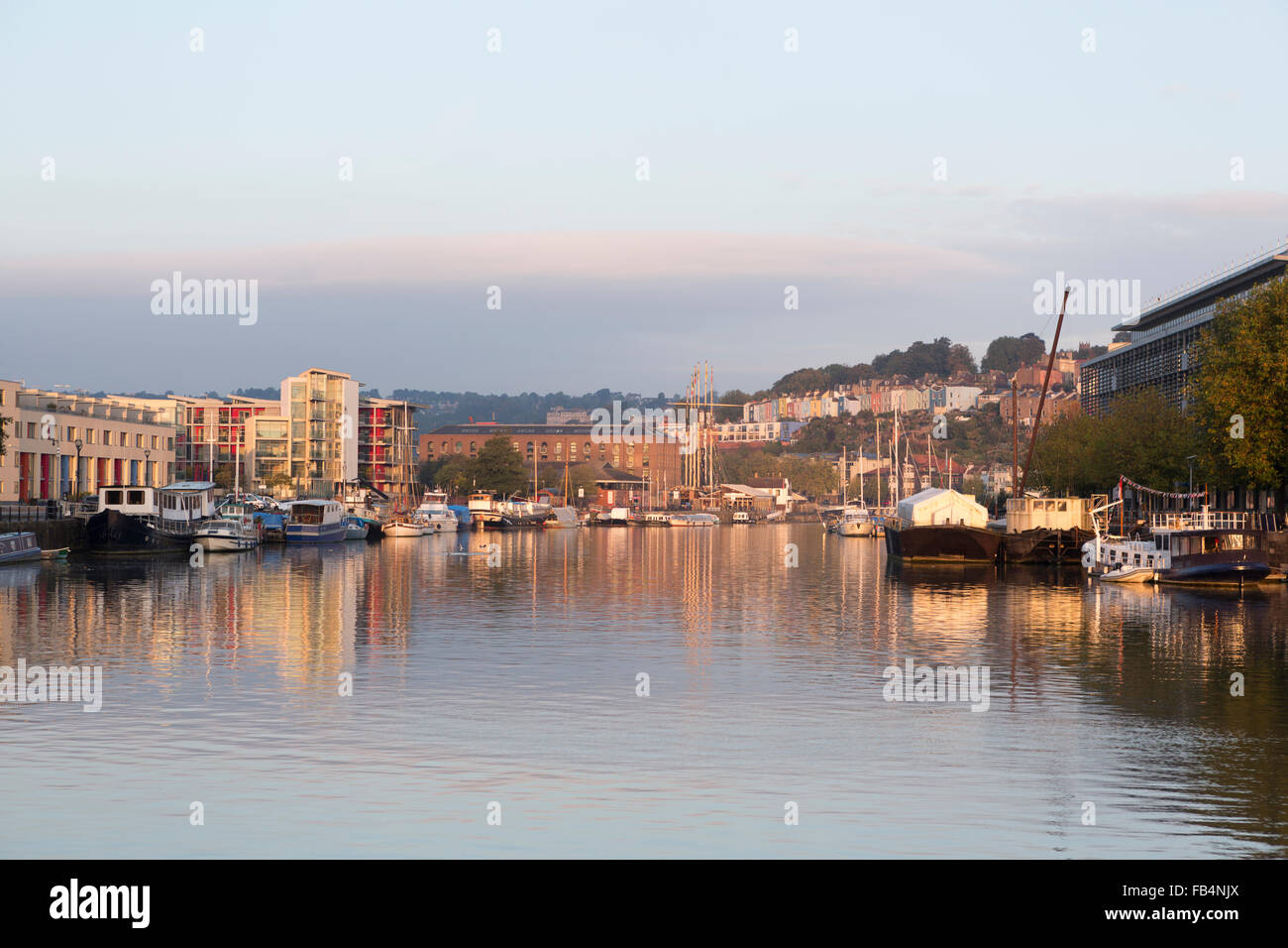 Großbritannien, Bristol, Blick auf den historischen Bristol Docks mit Blick auf Clifton. Stockfoto