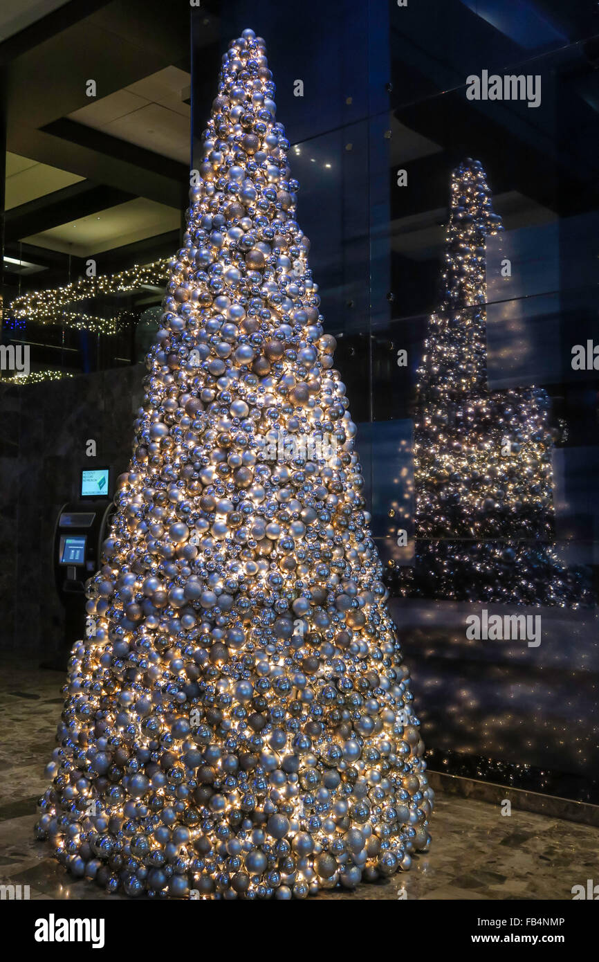 Weihnachtsbaum in Glas reflektiert Stockfoto