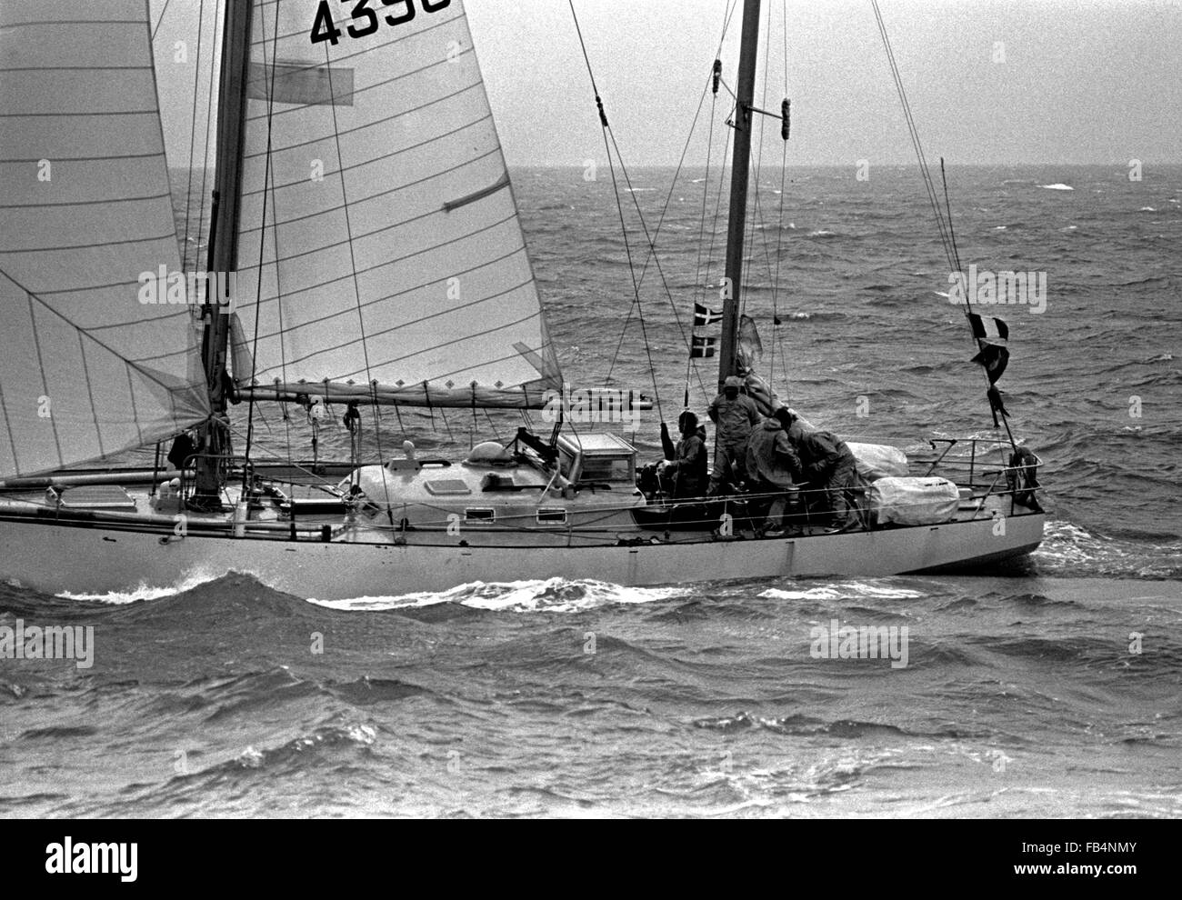 AJAXNETPHOTO.1974. ISLE OF WIGHT, ENGLAND. -WHITBREAD RENNEN 1973/1974 - 33 EXPORT (FRA) NÄHERT SICH DER ZIELLINIE IN PORTSMOUTH IM JAHRE 1974 - CREW MITGLIED DOMINIQUE GUILLET WAR VERLOREN, ÜBER BORD WÄHREND DER ZWEITEN ETAPPE DES RENNENS - WENN DIESES BILD AUFGENOMMEN WURDE DIE MANNSCHAFT AUS WASSER GELAUFEN UND WAREN KURZ AUF ESSEN FOTO: JONATHAN EASTLAND/AJAX REF: 741304 001 Stockfoto