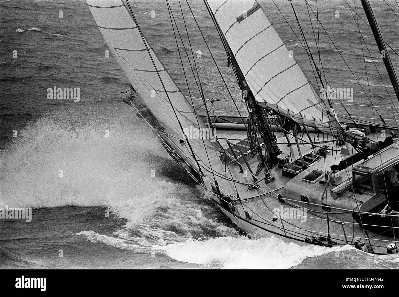 AJAXNETPHOTO.1974. ISLE OF WIGHT, ENGLAND. -WHITBREAD RENNEN 1973/1974 - 33 EXPORT (FRA) NÄHERT SICH DER ZIELLINIE IN PORTSMOUTH IM JAHRE 1974 - CREW MITGLIED DOMINIQUE GUILLET WAR VERLOREN, ÜBER BORD WÄHREND DER ZWEITEN ETAPPE DES RENNENS - WENN DIESES BILD AUFGENOMMEN WURDE DIE MANNSCHAFT AUS WASSER GELAUFEN UND WAREN KURZ AUF ESSEN FOTO: JONATHAN EASTLAND/AJAX REF: 741304 003 Stockfoto