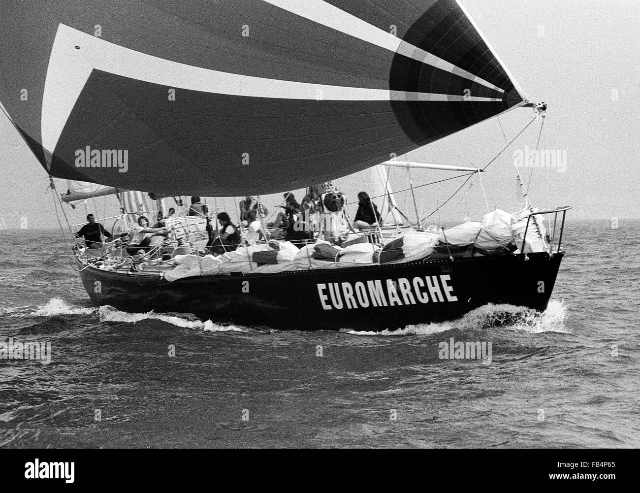 AJAXNETPHOTO. 29. AUGUST 1981. PORTSMOUTH, ENGLAND. -WHITBREAD RENNSTART - ANDRÉ MAURIC KONSTRUIERT EUROMARCHE FRANKREICHS MIT SKIPPER VON ERIC TABARLY. FOTO: JONATHAN EASTLAND/AJAX REF: EUROMARCHE 1981 1 Stockfoto