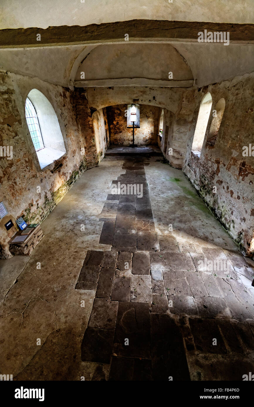 Sapey Old Church befindet sich am Ende einer Gasse neben dem Fluss Sapey produziert Wasser voller Schlamm unter winterlichen Bedingungen Stockfoto