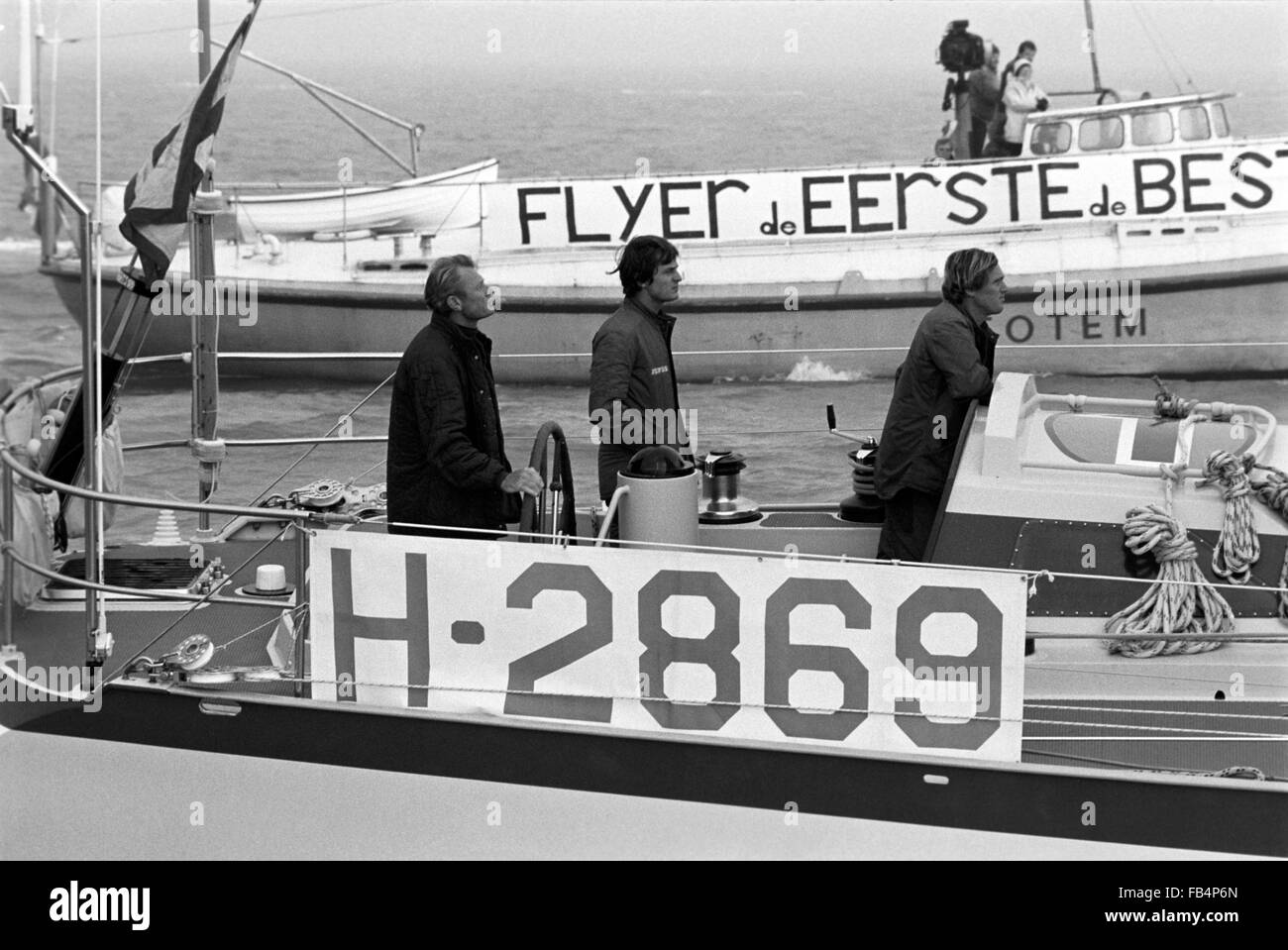 AJAXNETPHOTO. 29. MÄRZ 1982. PORTSMOUTH, ENGLAND - FLYING DUTCHMAN NÄHERT SICH RENNENDE - CORNELIS VAN RIETSCHOTEN AN DER SPITZE DER NIEDERLÄNDISCHEN YACHT FLYER WIE ES DIE ZIELLINIE AM ENDE DER VIERTEN ETAPPE DES RENNENS WHITBREAD AUS SOUTHSEA NÄHERT. FOTO: JONATHAN EASTLAND/AJAX REF; 822903 2 13A Stockfoto