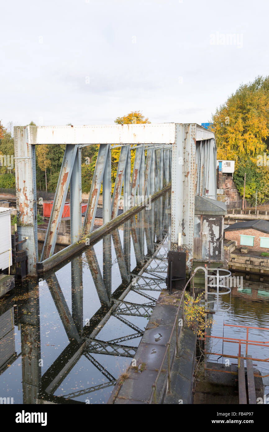 Barton schwingen Aquädukt am Bridgewater Kanal überqueren den Manchester Ship Canal Stockfoto