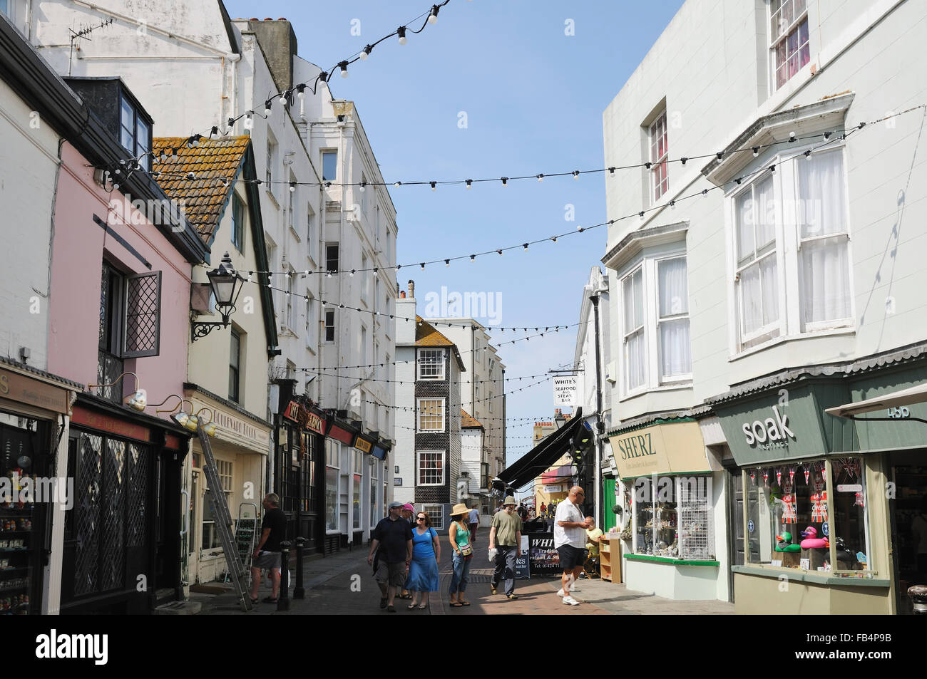 Hastings Old Town, East Sussex, Großbritannien, mit Blick auf die George Street, im Sommer, mit Fußgängern Stockfoto