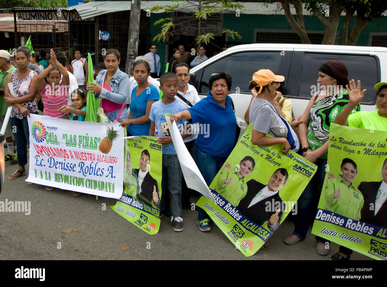 Pro Correa Fans säumen die Straße in der Nähe von Schokoladenfabrik in Ecuador Stockfoto