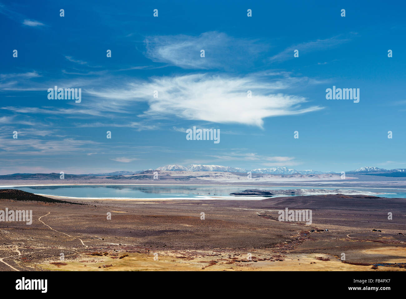 Die Ansicht des Mono Lake, wie gesehen, fahren südlich auf der Route 395 Stockfoto