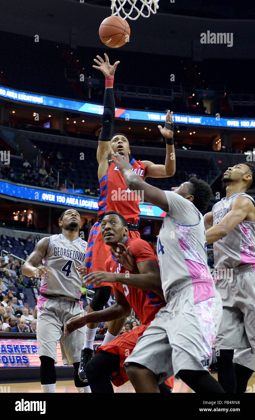 Washington, DC, USA. 9. Januar 2016. 20160109 - DePaul Wache DARRICK Holz (1) Partituren mitten in Georgetown bewachen D'VAUNTES SMITH-RIVERA (4), Georgetown vorwärts ISAAC COPELAND (11), rechten und Georgetown MARCUS DERRICKSON (24) nach vorne in der ersten Hälfte im Verizon Center in Washington. © Chuck Myers/ZUMA Draht/Alamy Live-Nachrichten Stockfoto