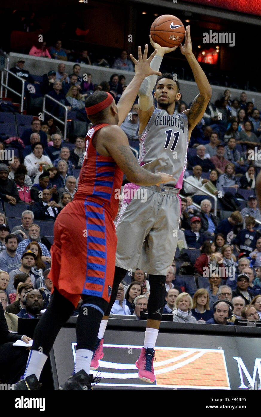 Washington, DC, USA. 9. Januar 2016. 20160109 - Georgetown vorwärts ISAAC COPELAND (11) trifft eine Sprungwurf über DePaul Mitte TOMMY HAMILTON IV (2) in der zweiten Hälfte im Verizon Center in Washington. © Chuck Myers/ZUMA Draht/Alamy Live-Nachrichten Stockfoto