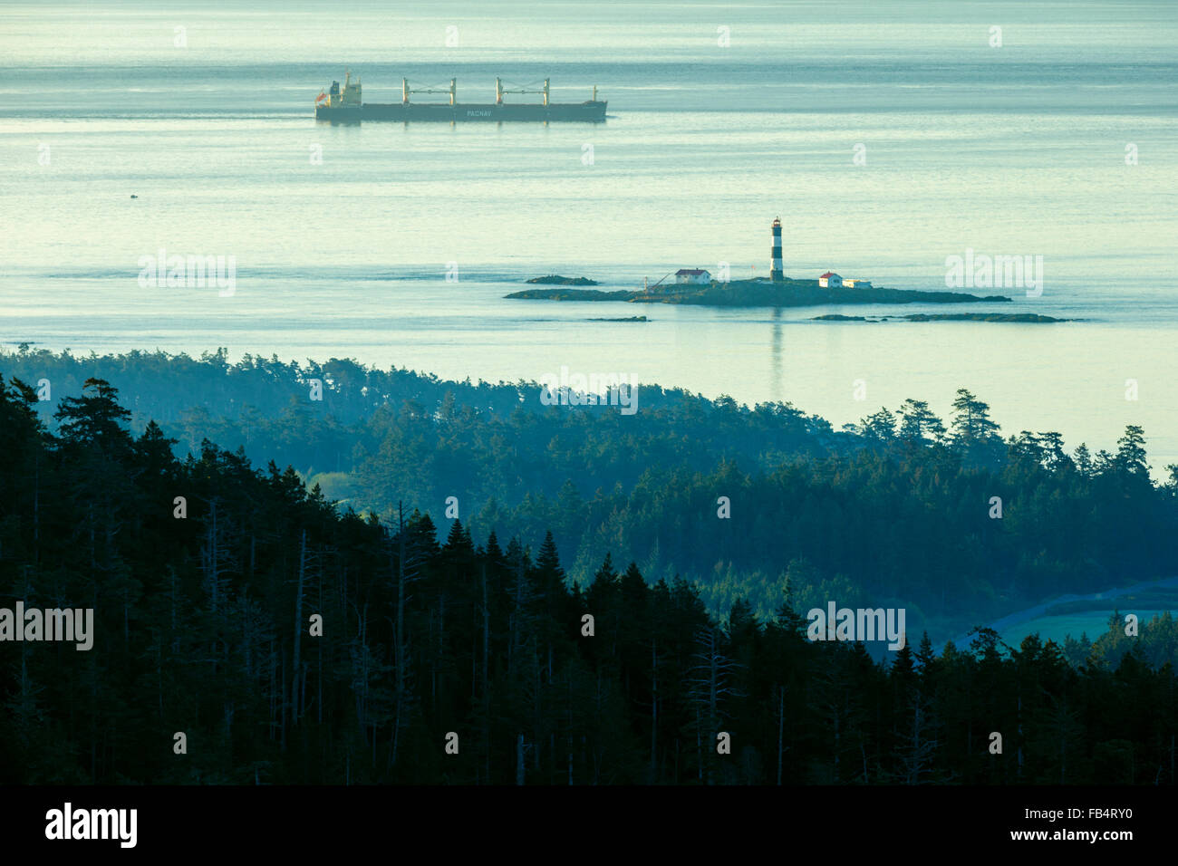 Frachter von Race Rocks Light House in geraden von Juan de Fuca, Vancouver Island Stockfoto