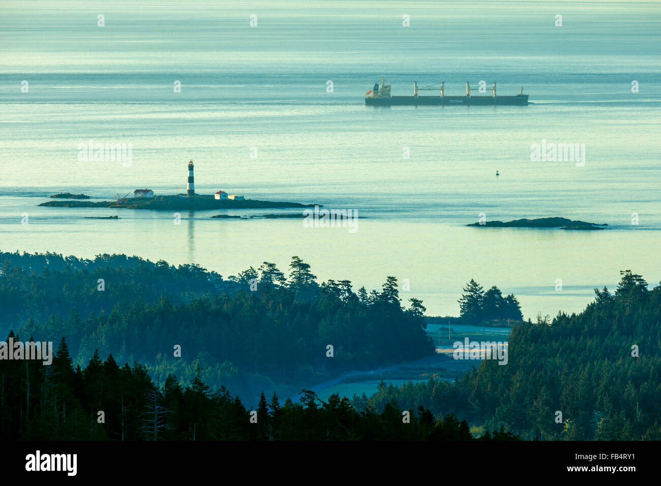 Frachter von Race Rocks Light House in geraden von Juan de Fuca, Vancouver Island Stockfoto
