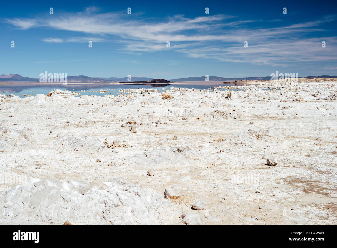 Calcium-Carbonat Felsen säumen die Ufer des Mono Lake, Kalifornien Stockfoto