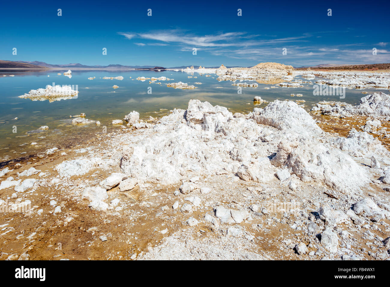 Calcium-Carbonat Felsen säumen die Ufer des Mono Lake, Kalifornien Stockfoto