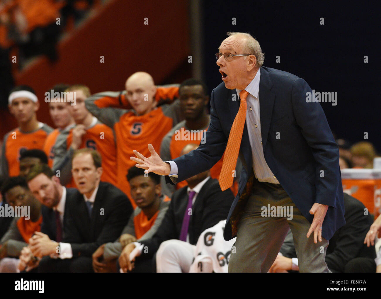 Syracuse, NY, USA. 9. Januar 2016. Syrakus Cheftrainer Jim Boeheim reagiert während der zweiten Hälfte des Spiels als North Carolina Syrakus 84 73 vor 26.811 Fans in einem ACC-Matchup im Carrier Dome in Syracuse, NY besiegt. Foto: Alan Schwartz/Cal Sport Media/Alamy Live-Nachrichten Stockfoto