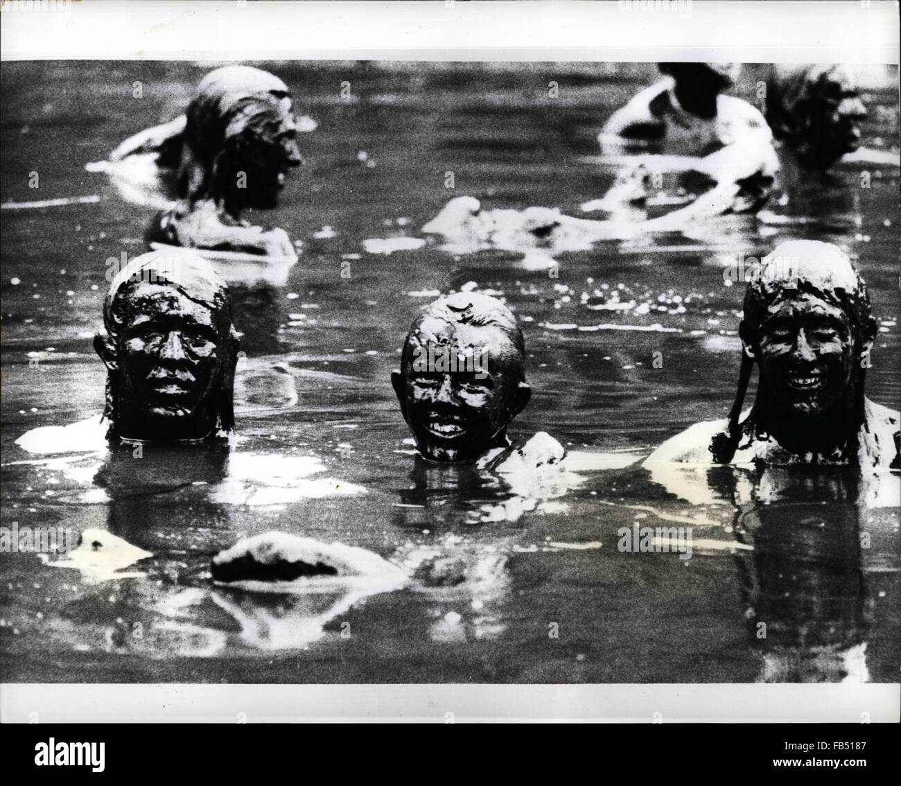 1968 - Australien bis zum Hals, aber genieße jeden Moment ihre gemütliche Schlamm - Bad. © Keystone Bilder USA/ZUMAPRESS.com/Alamy Live-Nachrichten Stockfoto