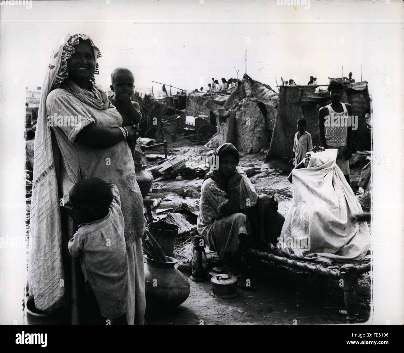 1968 - begierig, L eine Familie in der größten Elendsviertel Stadt Karachi, Quadsabad, mit einer Bevölkerung von über 70.000 hat mit Begeisterung abgerissen, ihre mit Vorbereitung für ihr neues Zuhause verlassen. Ein neues Leben für Pakistan Partition Flüchtlinge 15.000 Familien wird bewegen in neue Häuser in der Nähe von: in Pakistan gibt es heute etwa 5 Millionen Obdachlose, und davon sind einige 800.000 in Karatschi, der Hauptstadt zu finden. Eine große Anzahl von deren sind Flüchtlinge, verursacht durch die Teilung Indiens und Pakistans in und haben eines der größten sozialen Probleme des Landes vorgestellt. Die Flüchtlinge leben in kleinen cha Stockfoto