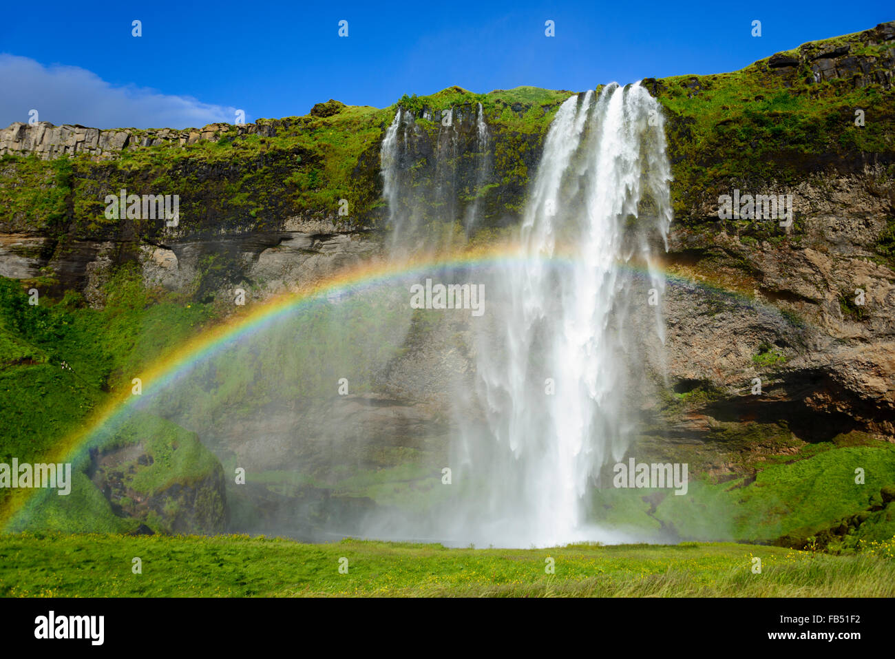 Der Wasserfall Seljalandsfoss mit Regenbogen, Fluss Seljalandsá, Rangárvallahreppur, Iceland Stockfoto