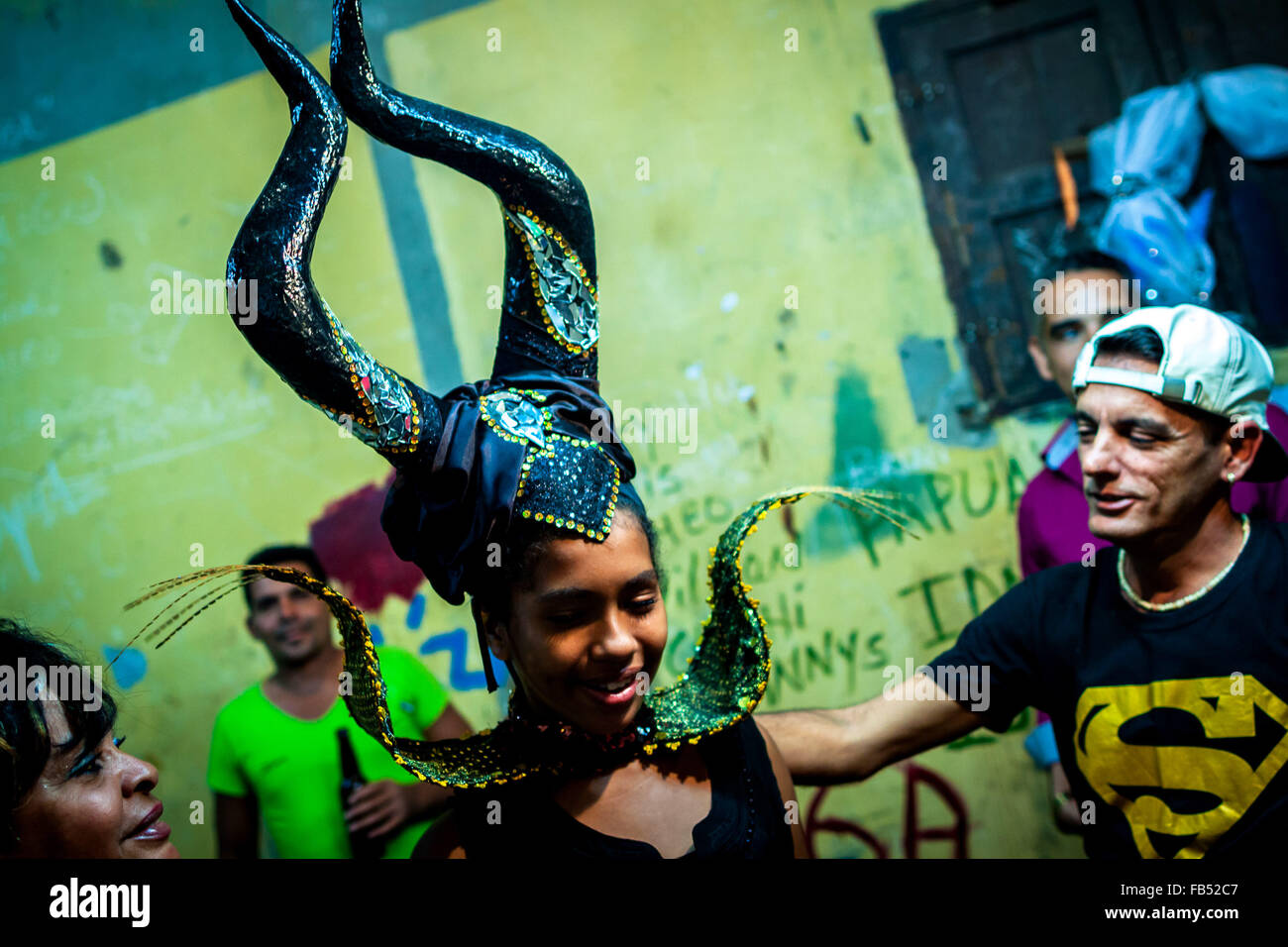 Mayabeque. 9. Januar 2016. Amateur Darsteller bereiten Sie zur Teilnahme an der traditionellen "Charangas" Zeremonie in einer kleinen Stadt in Mayabeque Provinz von Kuba, 9. Januar 2016. Anwohner feierte das neue Jahr 2016 mit einer traditionellen Zeremonie "Charangas" hier vor der Morgendämmerung am Samstag. Gut geschmückten Wagen umgeben mit farbigen Lampen beleuchtet die Kleinstadt. Als eines der am meisten verwurzelte Feste in der kubanischen Tradition wurde die Musikkapellen kubanischen Kulturerbe im Jahr 2015 gewählt. Bildnachweis: Liu Bin/Xinhua/Alamy Live-Nachrichten Stockfoto