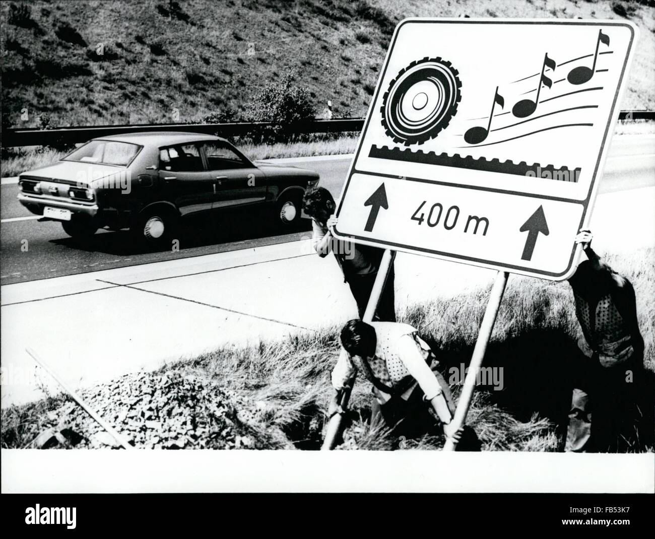 1972 - '' singen '' Räder; diesem neuen Verkehrszeichen, die entlang der Autobahn Gioban Dortmund vor kurzem installiert wurde prophezeit. Die Zeichen, entwickelt durch das Hessische Ministerium für Wirtschaft und Technik, zeigt, dass die Musik ergibt sich aus der Kreuzung der kreuzen Rillen, die gefräst worden in die Fahrbahn, aquaplaning zu verhindern. Also es zu hoffen, dass keiner der Autofahrer in Zukunft denken, dass es bei plötzlich einsetzendem '' singen "© Keystone Bilder USA/ZUMAPRESS.com/Alamy Live News Stockfoto