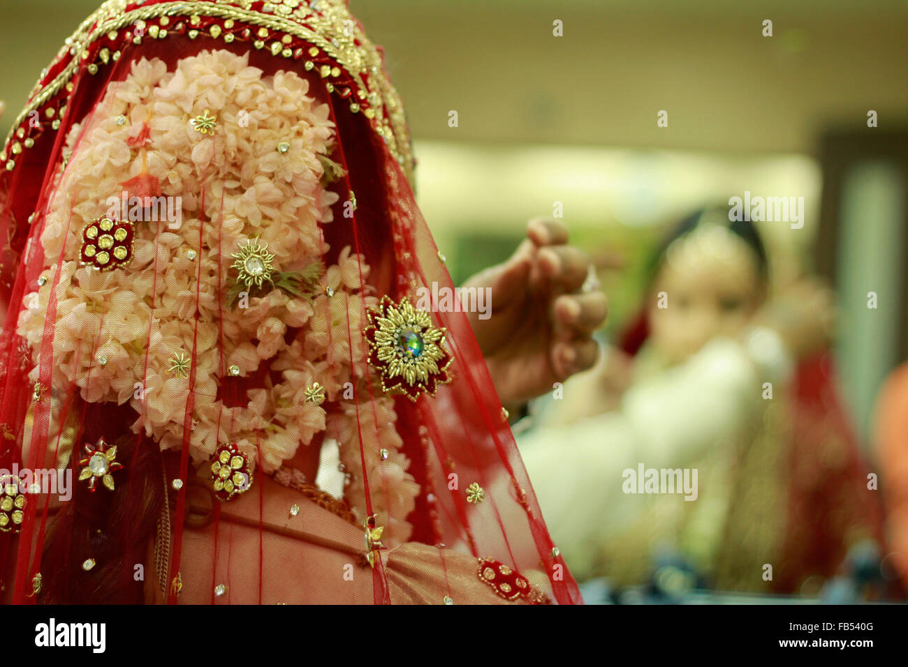 Schöne indische Braut in reichen ethnischen Kleid immer bereit für das große Ereignis Stockfoto