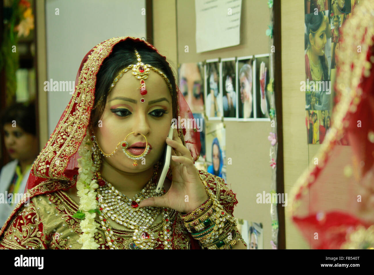 Schöne indische Braut in reichen ethnischen Kleid Stockfoto