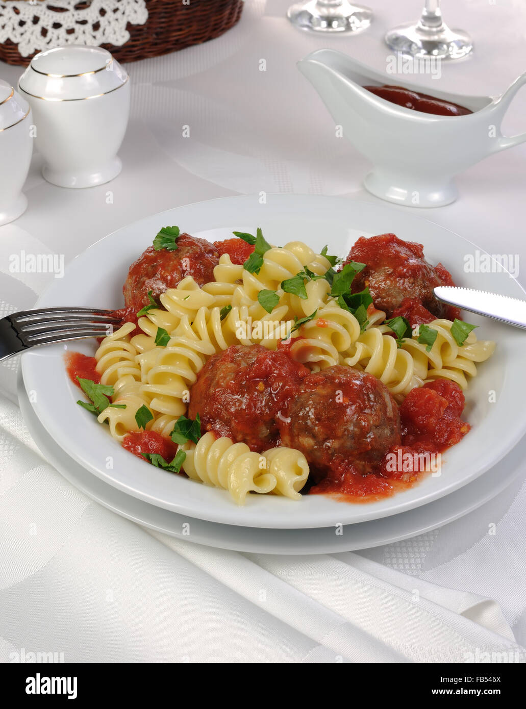 Pasta mit Hackfleischbällchen in Tomatensauce und Kräutern Stockfoto