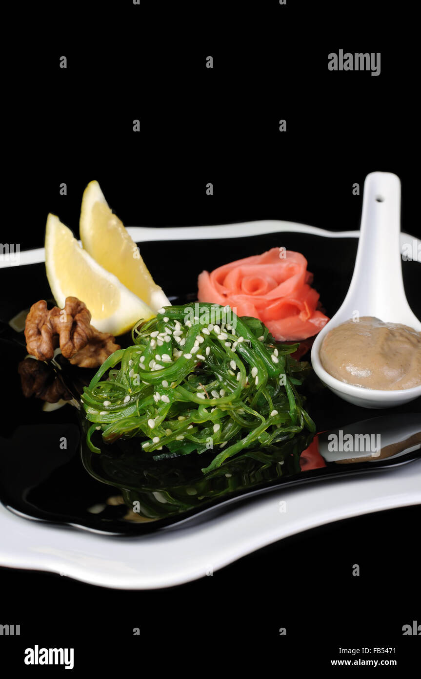 Chuka Seetang Salat mit Erdnuss-Sauce, Zitrone und Sesam-Samen Stockfoto