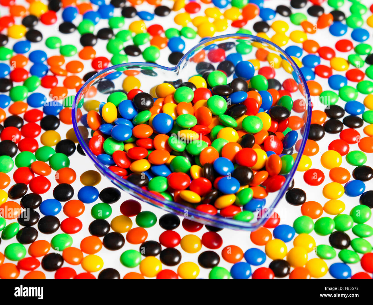 Multi Farbe beschichtete Schokolade auf dem Teller Stockfoto