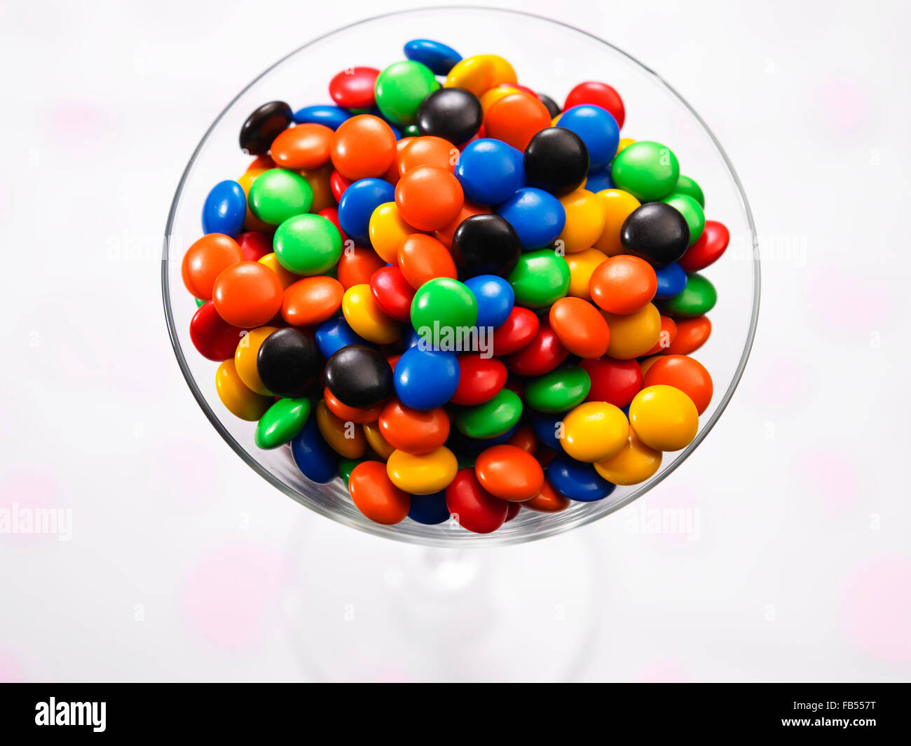 eine Tasse Multi Farbe chocolate candy Stockfoto