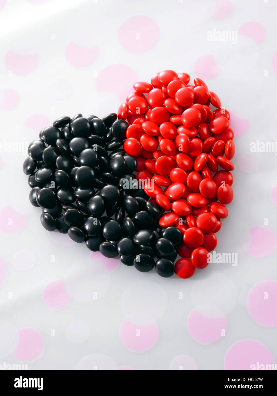 rot und Schwarz Farbe Praline Form eine Herzform Stockfoto