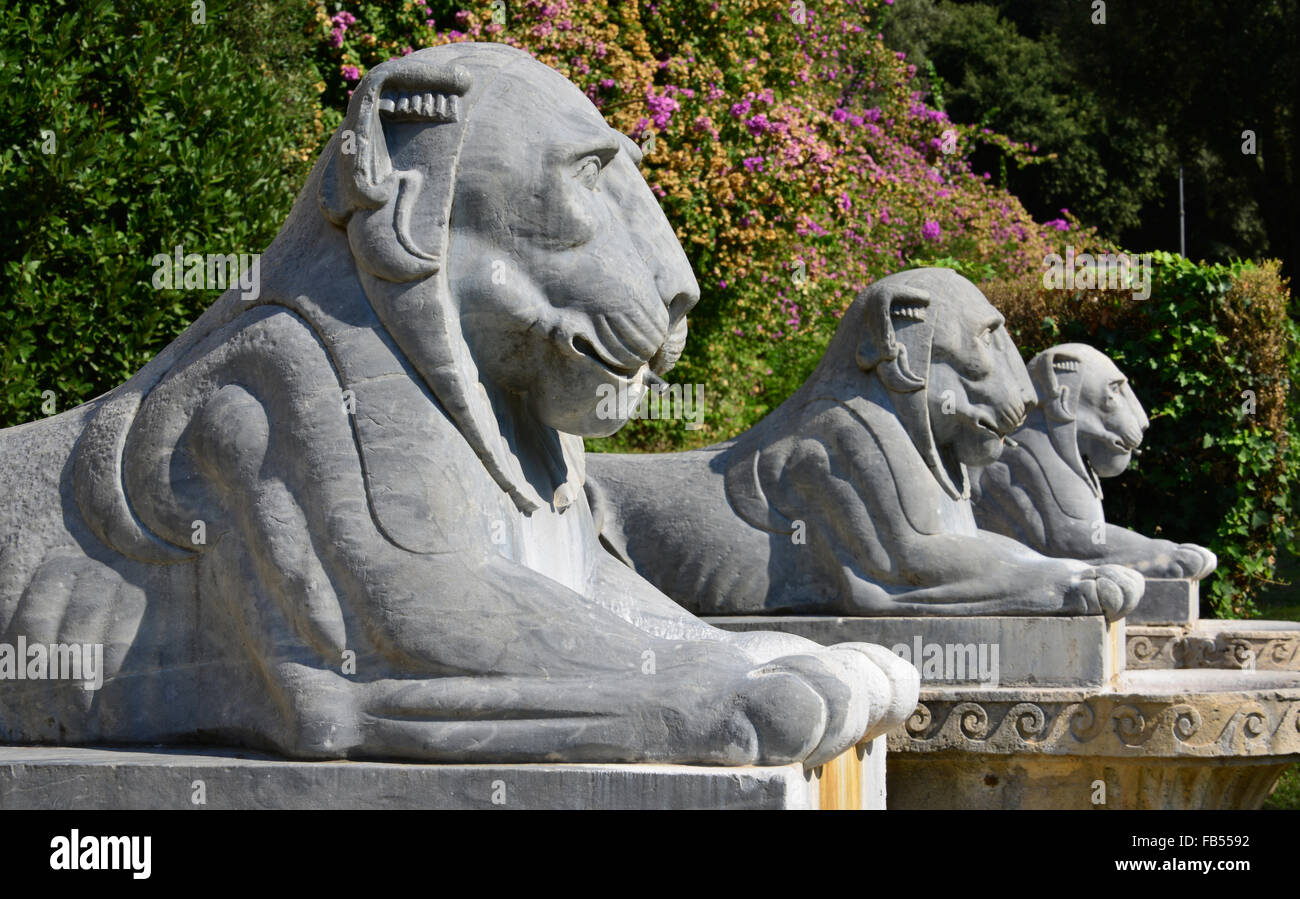Drei Statuen des ägyptischen Löwen im Inneren der Villa Borghese in Rom Stockfoto