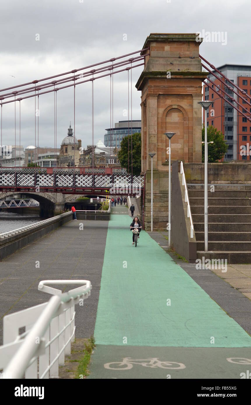 Zyklus Weg Kreuzung unter Hängebrücke South Portland Street in Glasgow, Schottland Stockfoto