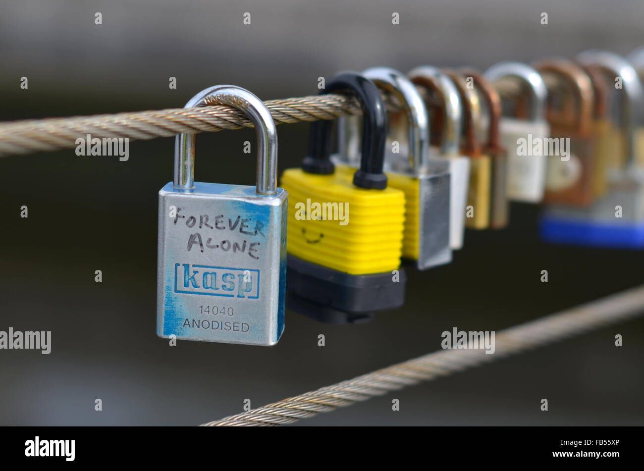 Liebesschlösser auf einer Brücke in Glasgow, Schottland Stockfoto
