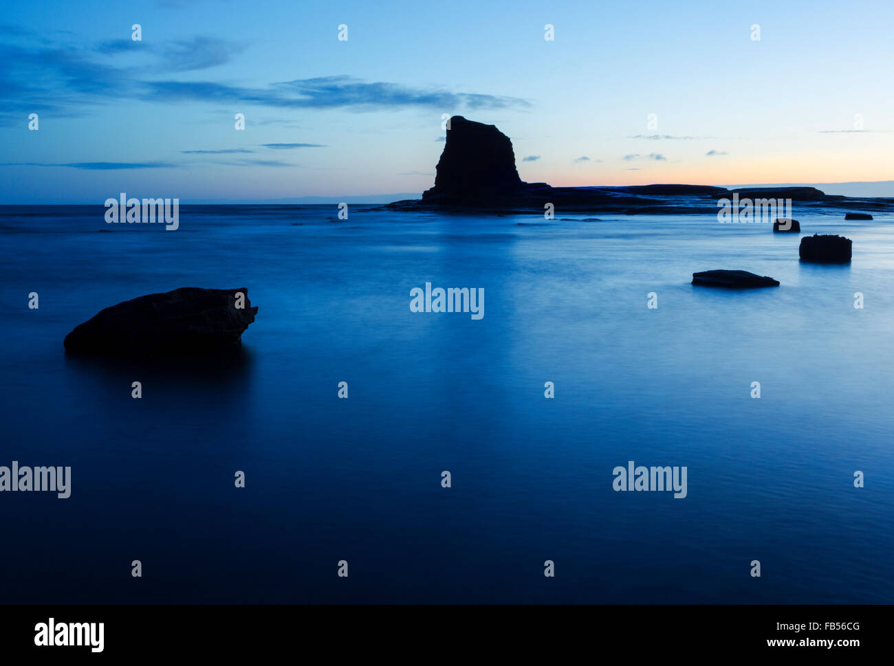 Schwarz Nab gegen Bay in der Nähe von Whitby bei Tagesanbruch Stockfoto