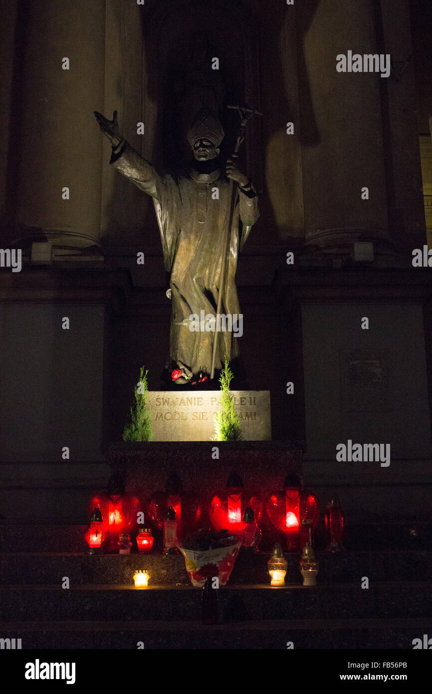 John Paul II Monument in der Nacht, Warschau Stockfoto