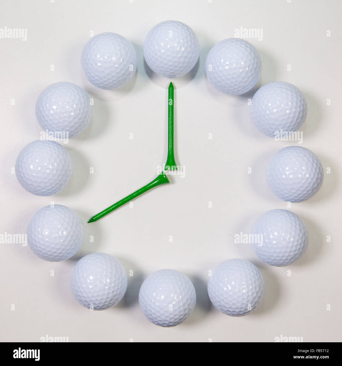 Golf Time - die Uhr der Golfbälle und Tees aus Holz Stockfoto