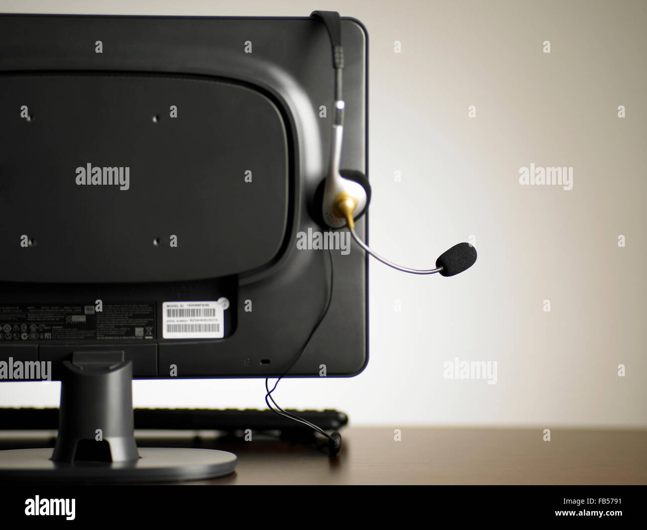 Rückansicht des Monitors mit einem Ohr Stück Rest drauf Stockfoto