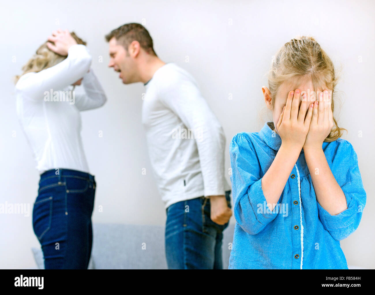 Eltern streiten zu Hause, Kind unter Schock. Stockfoto