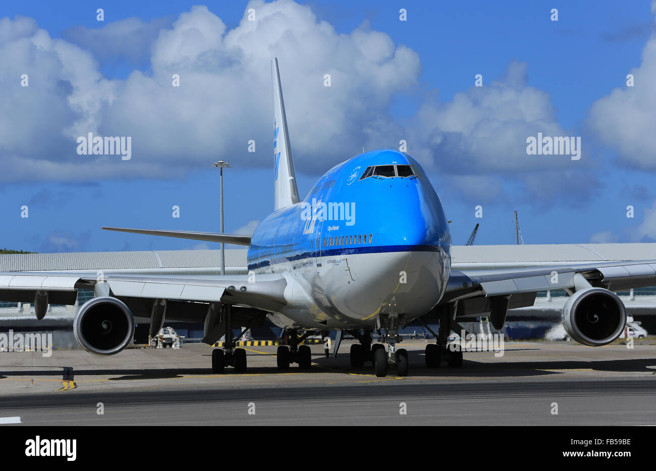 Ein KLM Boeing 747-400 Rollen für die Ausreise zu Curacao von Princess Juliana Airport, Sint Maarten in der Karibik Stockfoto