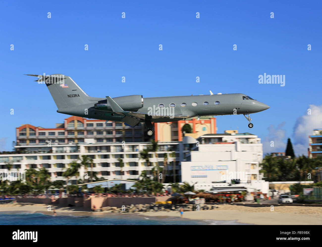 Eine private Gulfstream executive Jet niedrig über Maho Beach über den Boden am Princess Juliana International Airport in Sint.Maarten Stockfoto