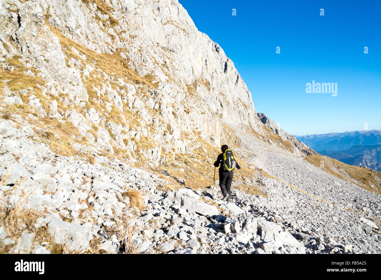 Frau trekking im westlichen Presolana, Italienische Alpen Stockfoto