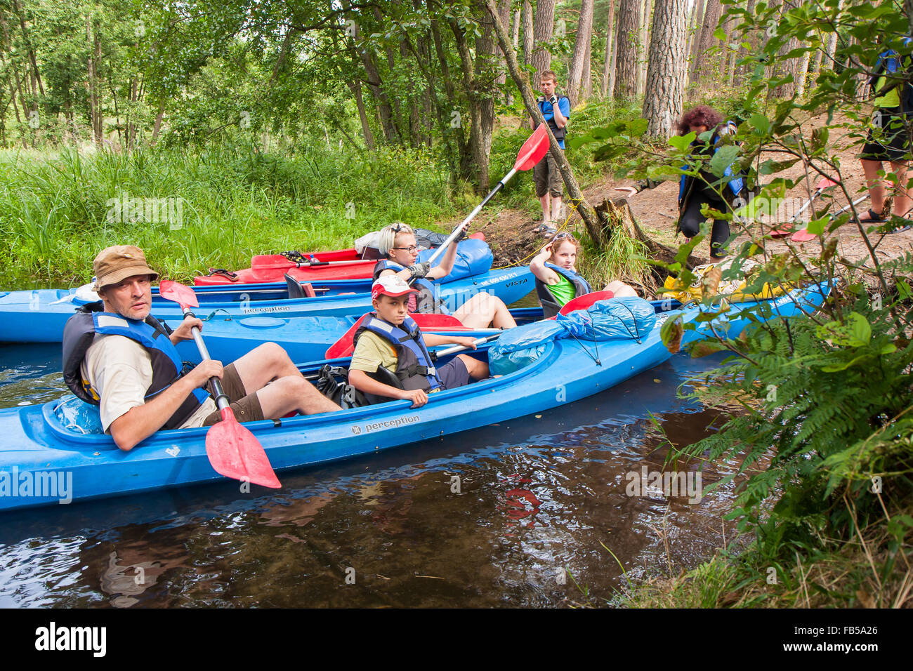 Fluss Plawa, Polen - 26. August 2015: Kanuten tragen von Schwimmwesten, die von der Bank fließen wird vorbereitet Stockfoto