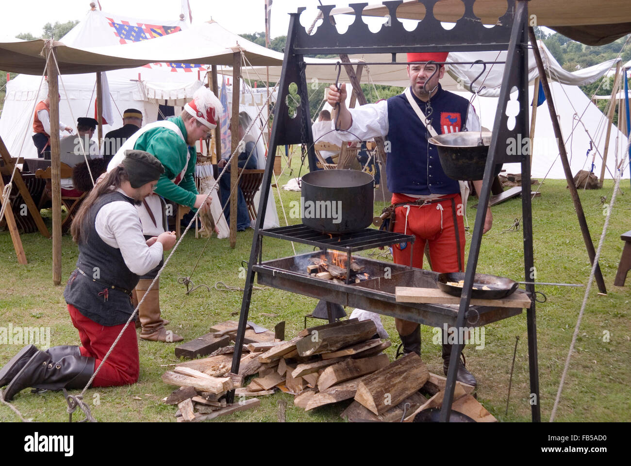 TEWKESBURY, GLOC. UK-11 Juli: Reenactors Vorbereitung Abendessen - Living History am 11. Juli 2014 bei Tewkesbury Mittelalterfest Stockfoto