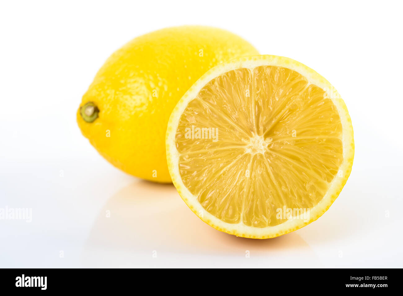 Frische gelbe Zitronen auf weiß Stockfoto
