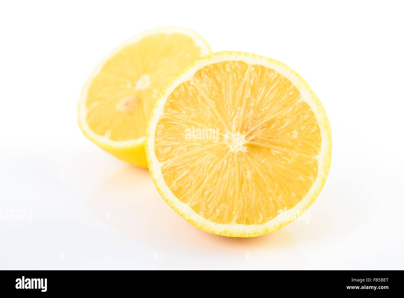 Frische gelbe Zitronen auf weiß Stockfoto